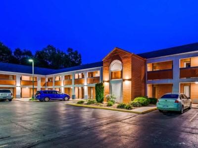 Hotel Surestay By Western Kansas Country North