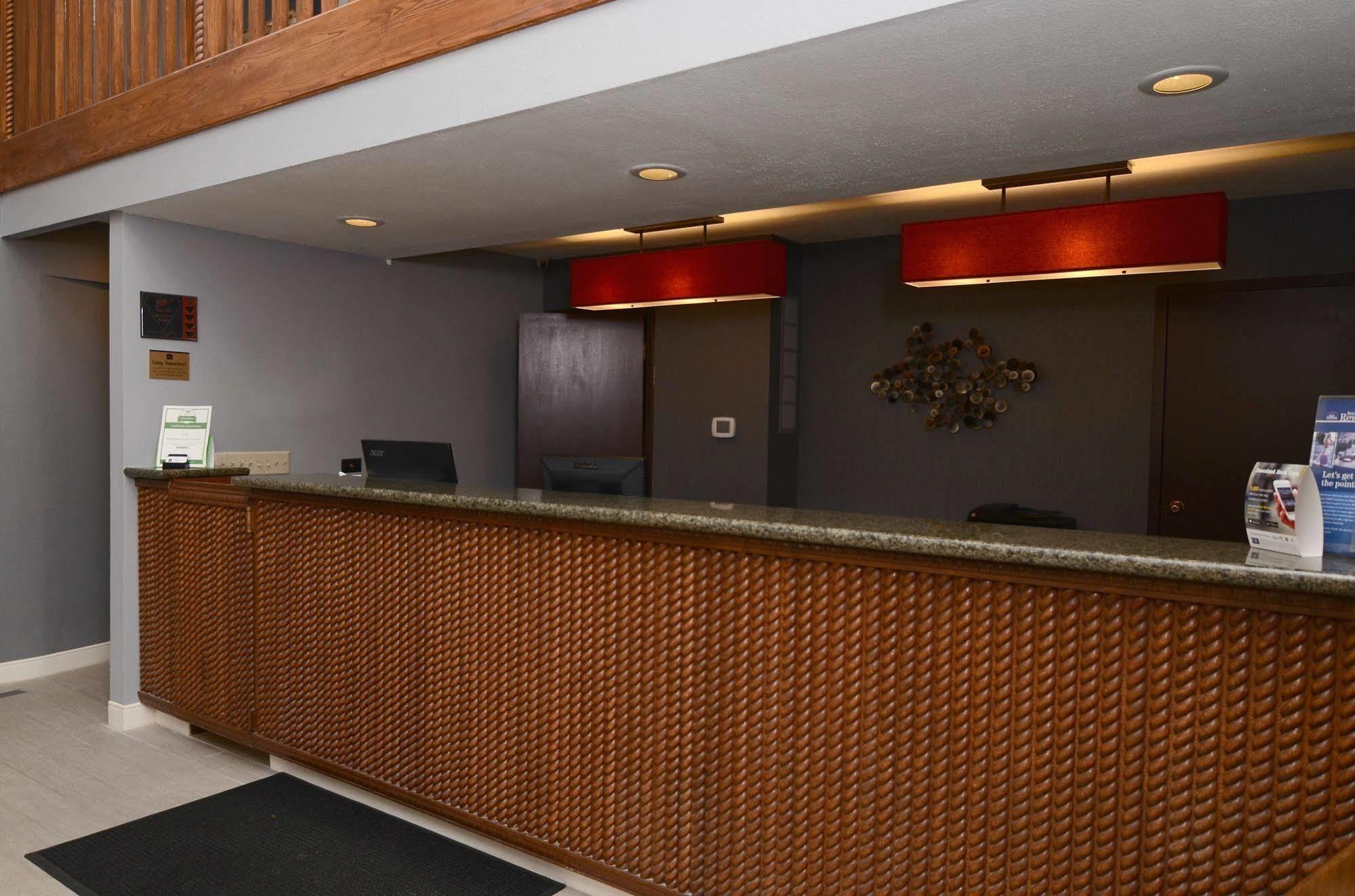 Hotel Surestay By Western Kansas Country North