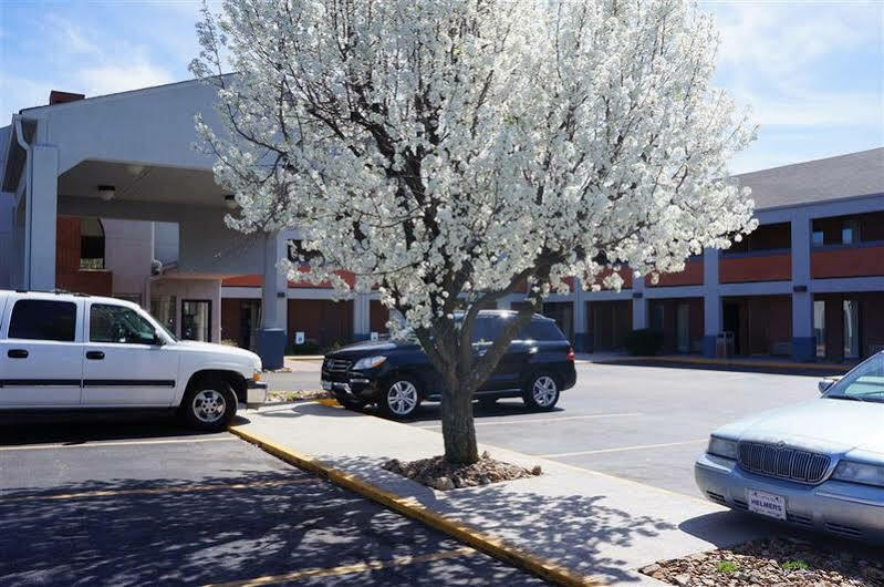 Hotel Surestay By Western Kansas Country North